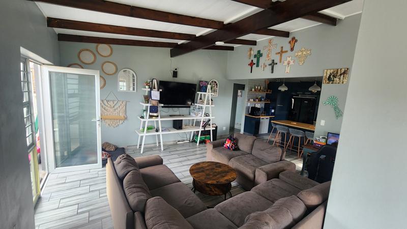 6 Bedroom Property for Sale in Paradise Beach Eastern Cape